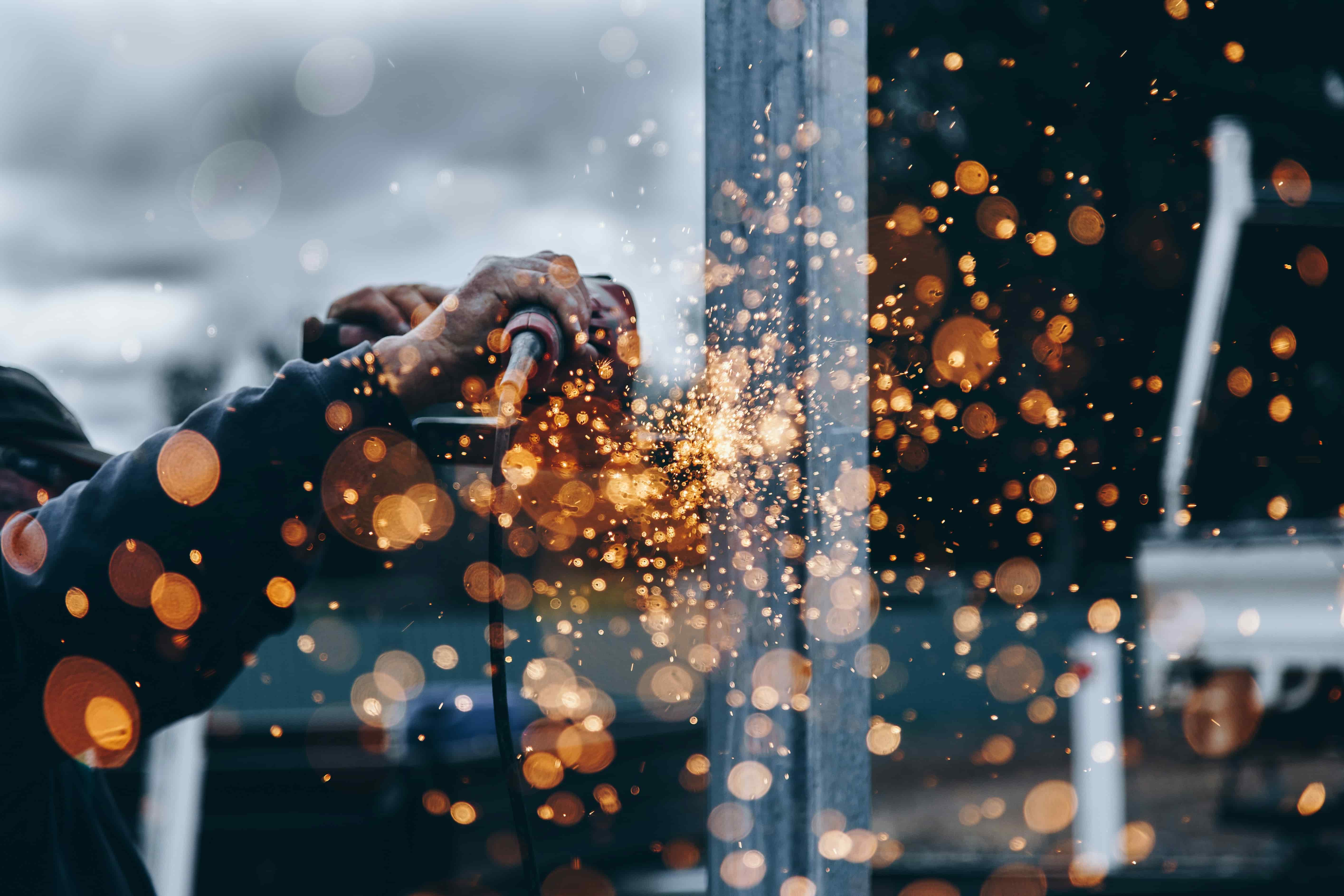 Diferentes tipos de relés industriales alineados sobre una mesa de trabajo en entorno industrial